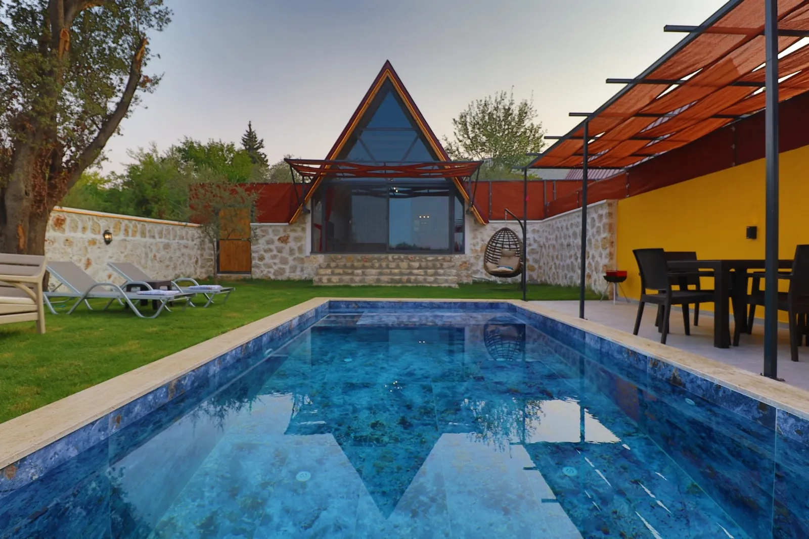 Villa Aşkhane, Kaş — muhafazakâr villa
