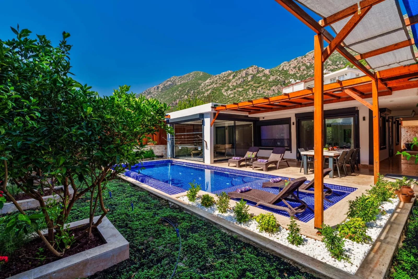 Villa Elvin Kördere, Kaş — muhafazakâr villa