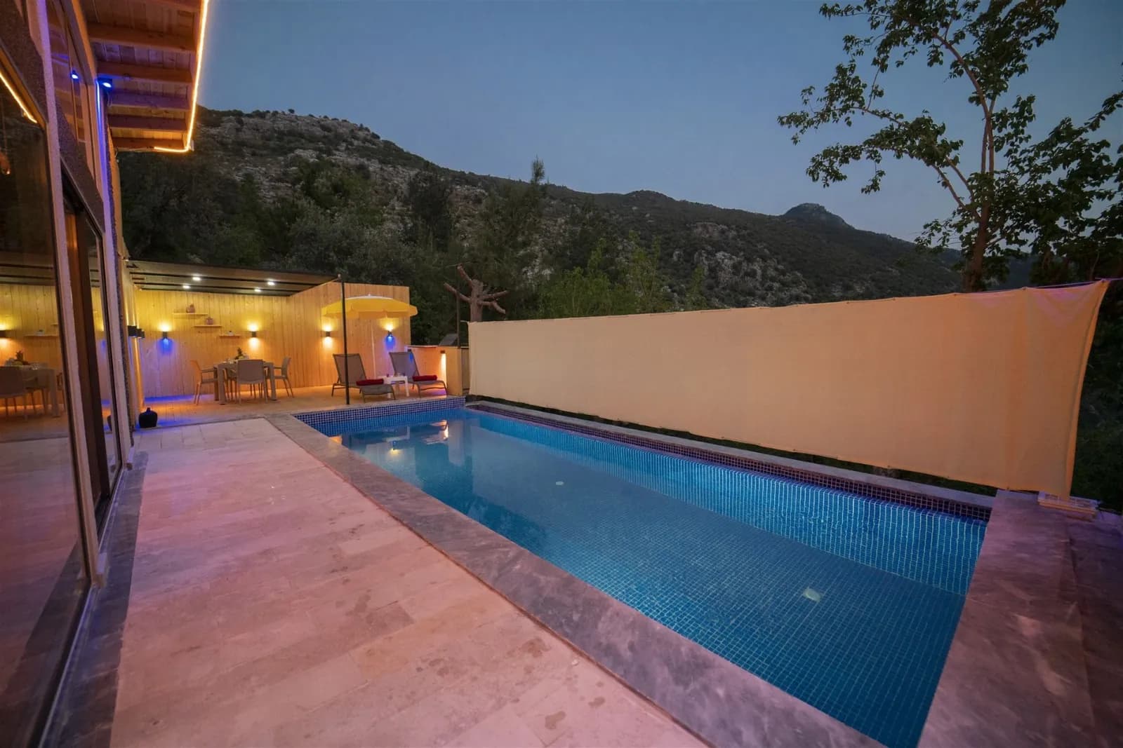 Villa Hik Balayı, Kaş — muhafazakâr villa