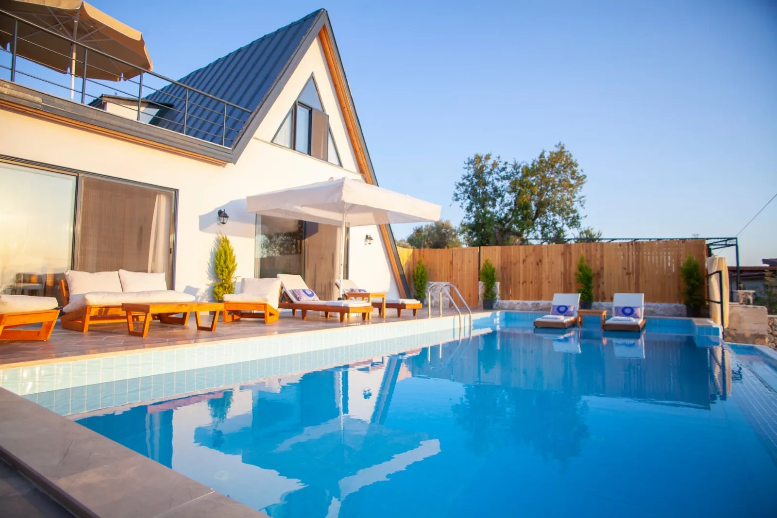 Villa İlkyaz, Kaş — muhafazakâr villa