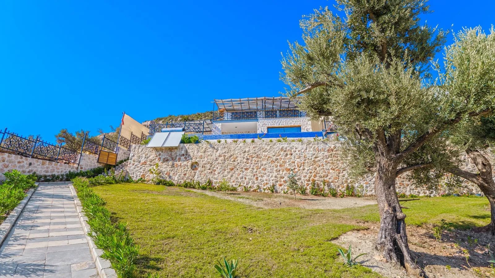 Villa İnönü 2, Kaş — muhafazakâr villa