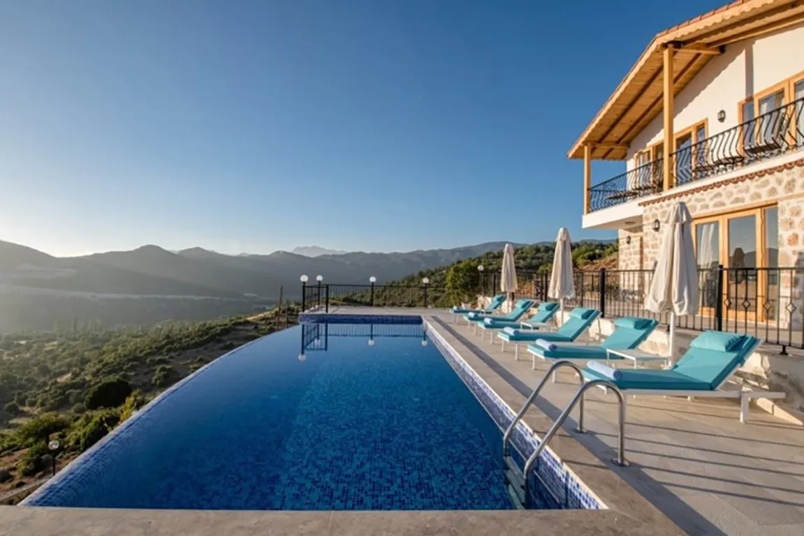 Villa Nazlı Taş, Kaş — muhafazakâr villa