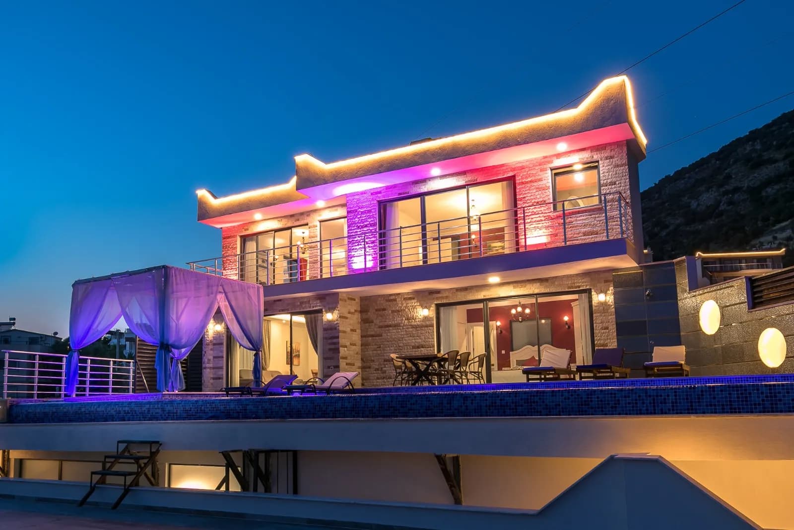 Villa Paris, Kaş — muhafazakâr villa