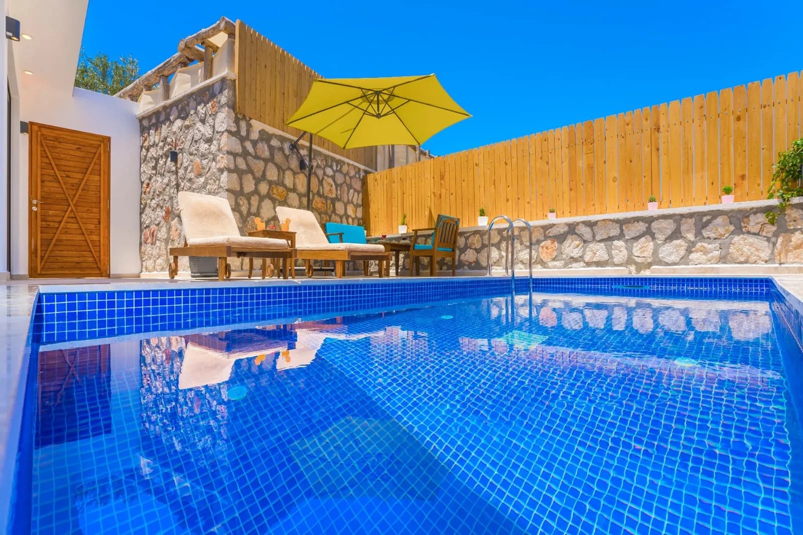 Villa Vivienda, Kaş — muhafazakâr villa