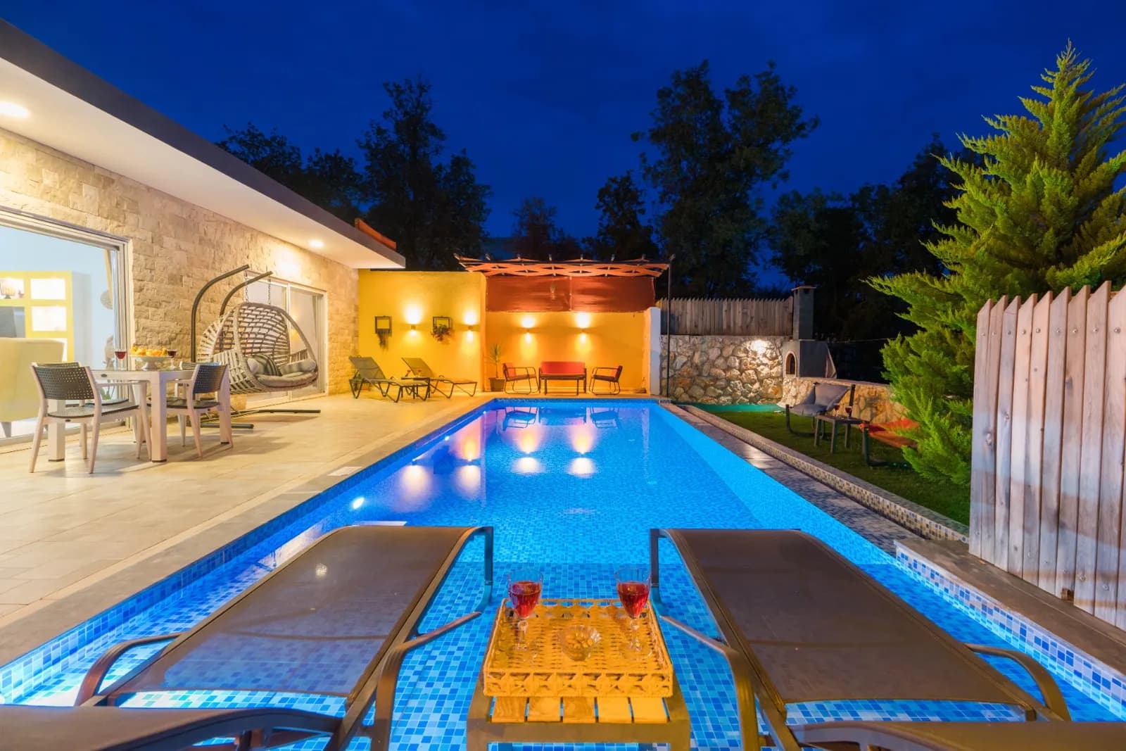 Villa Yavuz Evi, Kaş — muhafazakâr villa