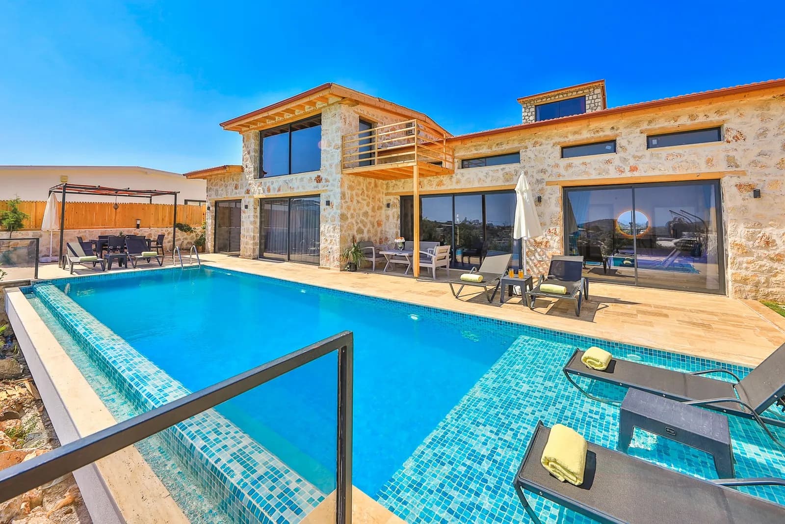 Villa Breze Şato, Kaş — muhafazakâr villa