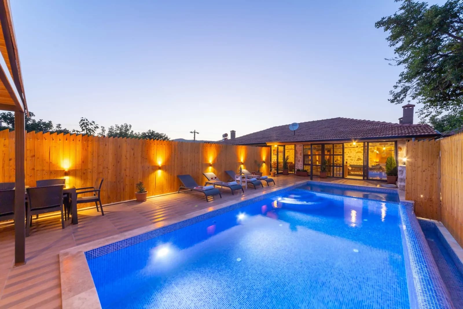 Villa Nostalji, Kaş — muhafazakâr villa